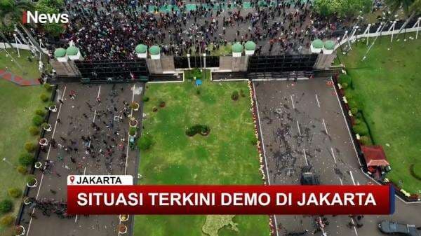 Panas! Massa Aksi Jebol Gerbang Utama DPR Panas! Massa Aksi Jebol Gerbang Utama DPR