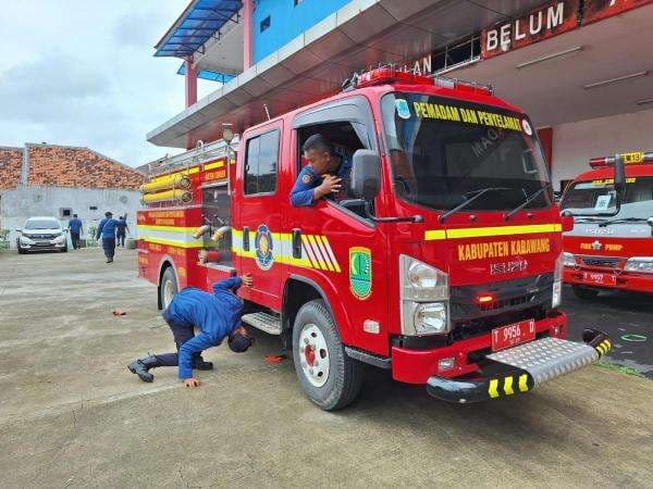 Pengabdian Tanpa Batas: Kisah Petugas Damkar Karawang yang Rela Tak Mudik Demi Tugas Pengabdian Tanpa Batas: Kisah Petugas Damkar Karawang yang Rela Tak Mudik Demi Tugas