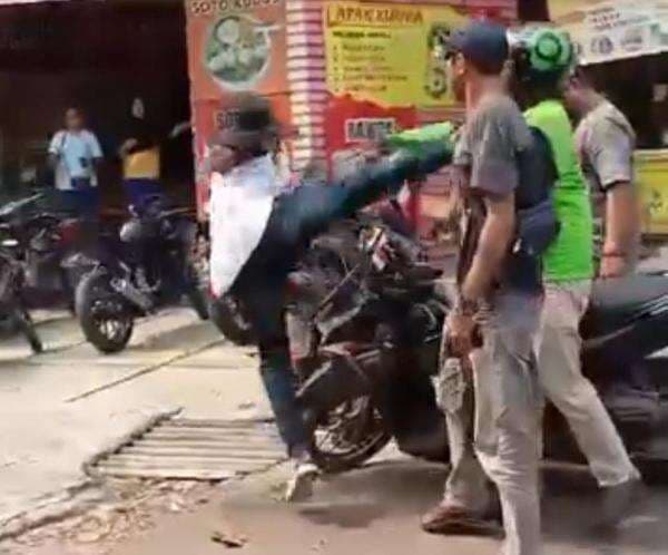 4 Fakta Si Mata Elang Lepas Tendangan Kung Fu ke Driver Ojol karena Pertahankan Motornya 4 Fakta Si Mata Elang Lepas Tendangan Kung Fu ke Driver Ojol karena Pertahankan Motornya
