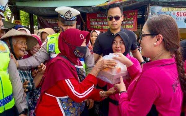 Bhayangkari Cabang Sragen Gelar Kegiatan Jumat Berkah Bhayangkari Peduli Bhayangkari Cabang Sragen Gelar Kegiatan Jumat Berkah Bhayangkari Peduli