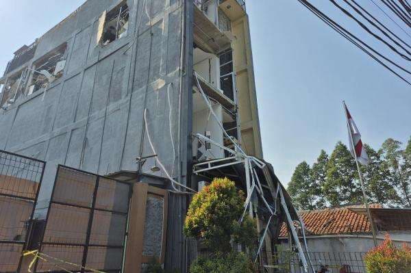 Ledakan Misterius Gedung Farmasi di Tangsel, Polisi Periksa 9 Orang Ledakan Misterius Gedung Farmasi di Tangsel, Polisi Periksa 9 Orang