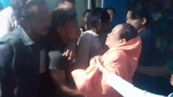 Paman Ajak Keponakan Edarkan Sabu, Keluarga Histeris Saat Keduanya Ditangkap Paman Ajak Keponakan Edarkan Sabu, Keluarga Histeris Saat Keduanya Ditangkap