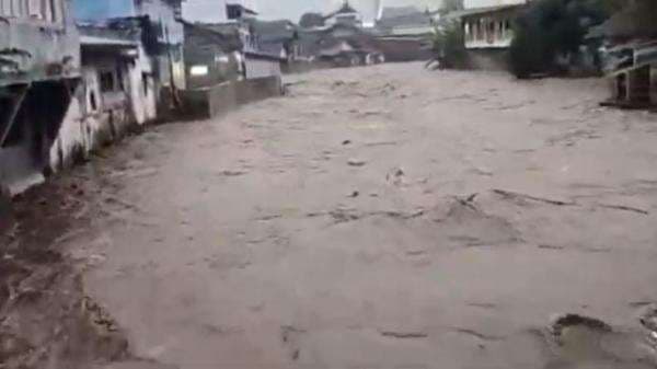 Banjir Kali Jompo Rendam Puluhan Rumah Warga, Termasuk Milik Mantan Bupati Jember Banjir Kali Jompo Rendam Puluhan Rumah Warga, Termasuk Milik Mantan Bupati Jember
