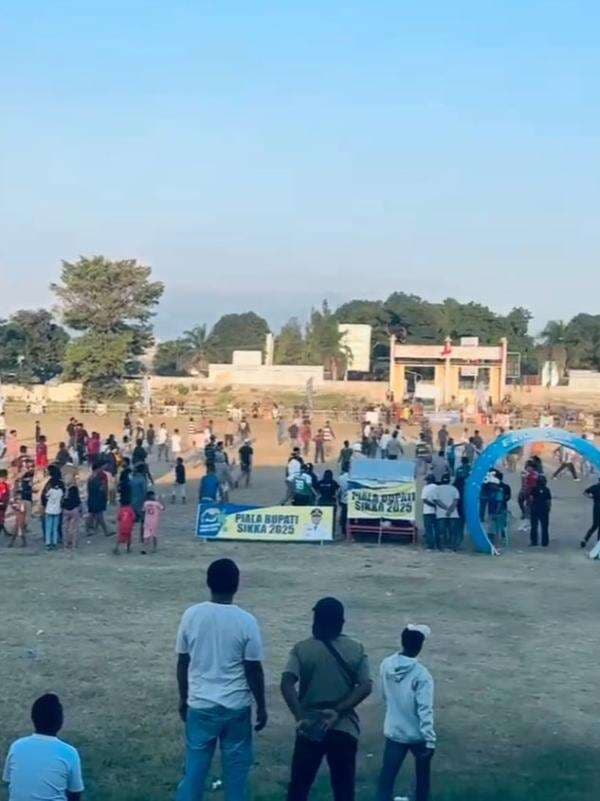 Kericuhan Warnai Laga Bupati Sikka Cup di Maumere, Pertandingan Dihentikan Sementara Kericuhan Warnai Laga Bupati Sikka Cup di Maumere, Pertandingan Dihentikan Sementara
