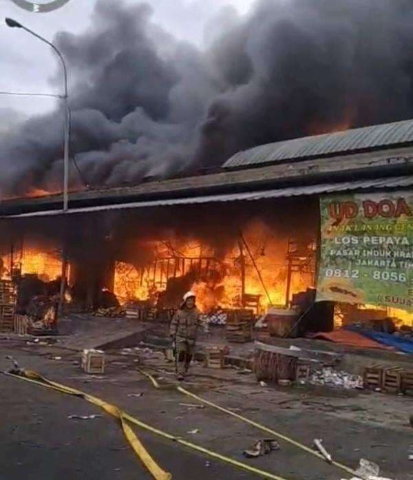 Pasar Induk Kramat Jati Terbakar Pagi Ini, 16 Unit Mobil Damkar Dikerahkan Pasar Induk Kramat Jati Terbakar Pagi Ini, 16 Unit Mobil Damkar Dikerahkan