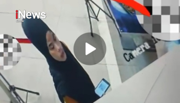 Viral! Wanita Berkerudung Diduga Gasak Motor Pria di Makassar, Modus Ajak Korban Makan Viral! Wanita Berkerudung Diduga Gasak Motor Pria di Makassar, Modus Ajak Korban Makan