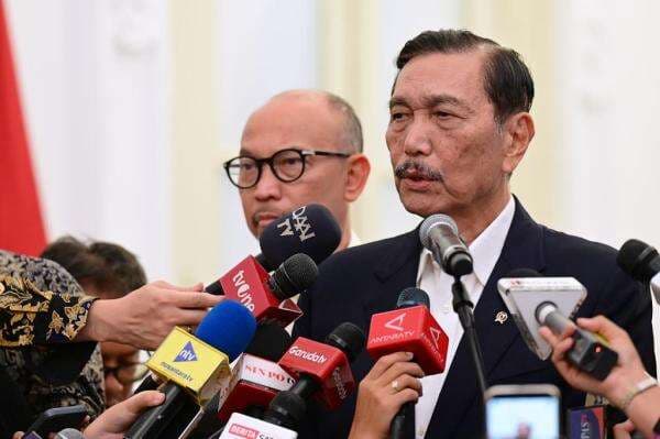 Luhut Ungkap Bansos Nanti Tak Lagi Barang: Cash Transfer Rp5,4 Juta per Orang Luhut Ungkap Bansos Nanti Tak Lagi Barang: Cash Transfer Rp5,4 Juta per Orang
