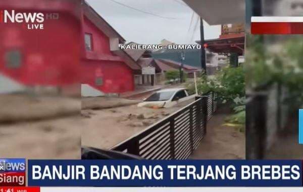 Detik-Detik Mengerikan Banjir Bandang Terjang Bumiayu Brebes, 3 Tewas Detik-Detik Mengerikan Banjir Bandang Terjang Bumiayu Brebes, 3 Tewas