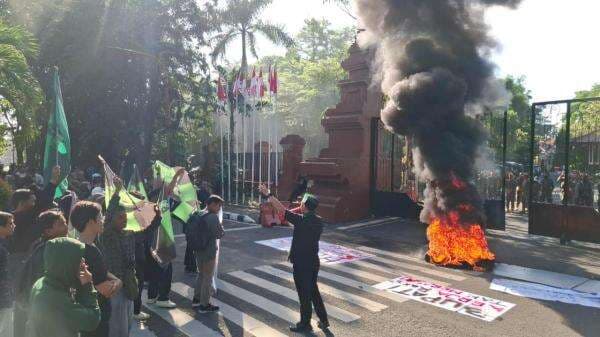 100 Hari Subandi-Mimik Dikritik HMI Sidoarjo, Janji Perubahan Dipertanyakan! 100 Hari Subandi-Mimik Dikritik HMI Sidoarjo, Janji Perubahan Dipertanyakan!