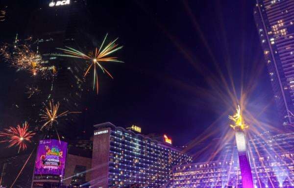 Antusias Masyarakat Padati Bundaran HI Untuk Melihat Pesta Kembang Api di Malam Tahun Baru 2025 Antusias Masyarakat Padati Bundaran HI Untuk Melihat Pesta Kembang Api di Malam Tahun Baru 2025
