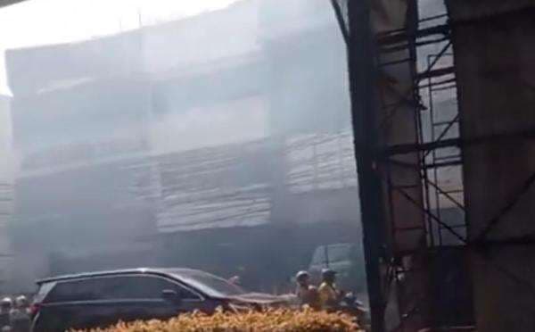 Proyek Galian di Fatmawati Jaksel Meledak, 2 Pekerja Alami Luka Bakar Proyek Galian di Fatmawati Jaksel Meledak, 2 Pekerja Alami Luka Bakar