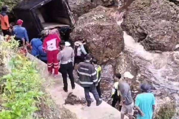 Kecelakaan Mobil Boks Terjun Jurang di Kelok Sembilan, 7 Orang Sekeluarga Luka Kecelakaan Mobil Boks Terjun Jurang di Kelok Sembilan, 7 Orang Sekeluarga Luka