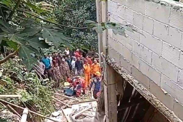 Penampakan Musala 2 Lantai di Bogor Ambruk Tewaskan 3 Orang, Warga Histeris Penampakan Musala 2 Lantai di Bogor Ambruk Tewaskan 3 Orang, Warga Histeris