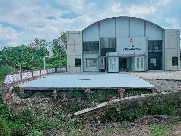 GOR Kedungadem Rusak Akibat Longsor, Pemkab Siapkan Rp1 Miliar untuk Perbaikan Tahun Ini GOR Kedungadem Rusak Akibat Longsor, Pemkab Siapkan Rp1 Miliar untuk Perbaikan Tahun Ini