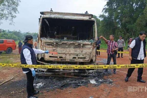 Truk Tronton Terbakar di Ogan Ilir, Ditemukan Jasad Hangus dalam Kabin Kendaraan Truk Tronton Terbakar di Ogan Ilir, Ditemukan Jasad Hangus dalam Kabin Kendaraan