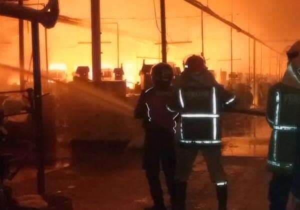 Pabrik Tekstil di Tegal Terbakar Hebat, Belasan Mobil Damkar Dikerahkan Pabrik Tekstil di Tegal Terbakar Hebat, Belasan Mobil Damkar Dikerahkan