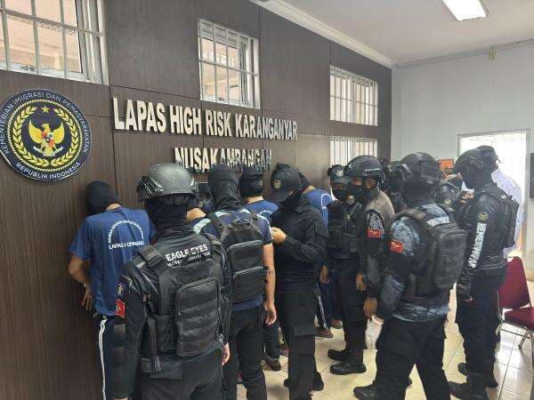 Ammar Zoni Resmi Menghuni Lapas Nusakambangan sebagai Narapidana Risiko Tinggi Ammar Zoni Resmi Menghuni Lapas Nusakambangan sebagai Narapidana Risiko Tinggi