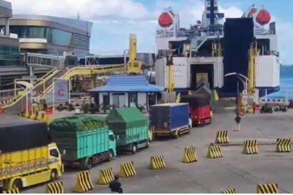 Cuaca Buruk Picu Antrean Panjang Kendaraan di Pelabuhan Bakauheni Lampung Cuaca Buruk Picu Antrean Panjang Kendaraan di Pelabuhan Bakauheni Lampung