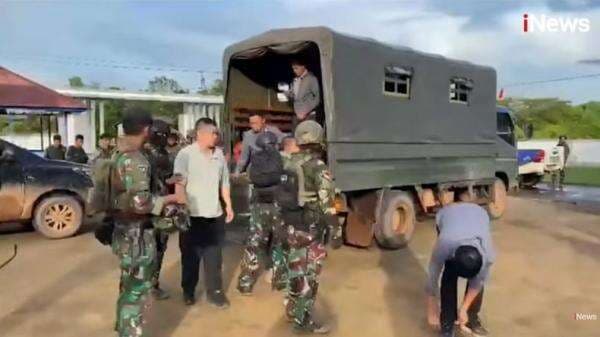 Belasan WNA China Penyerang TNI Ditangkap, Petugas Temukan Sajam hingga Airsoft Gun Belasan WNA China Penyerang TNI Ditangkap, Petugas Temukan Sajam hingga Airsoft Gun