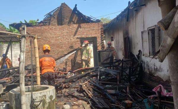 Rumah di Jombang Kebakaran Hebat Akibat Lupa Mematikan Tungku, Nenek 80 Tahun Syok Berat Rumah di Jombang Kebakaran Hebat Akibat Lupa Mematikan Tungku, Nenek 80 Tahun Syok Berat