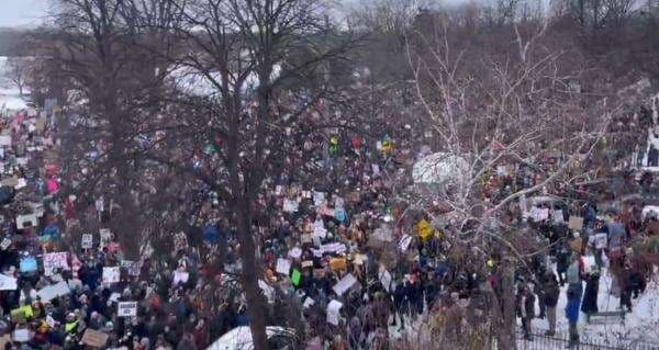 Puluhan Ribu Orang Berdemonstrasi di Minneapolis, Protes Penembakan Mematikan oleh ICE Puluhan Ribu Orang Berdemonstrasi di Minneapolis, Protes Penembakan Mematikan oleh ICE
