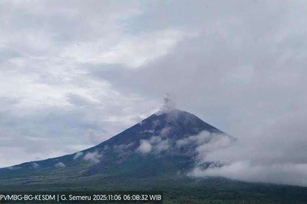 Gunung Semeru Erupsi Hari Ini, Semburkan Abu Setinggi 1 Km ke Langit Jatim Gunung Semeru Erupsi Hari Ini, Semburkan Abu Setinggi 1 Km ke Langit Jatim