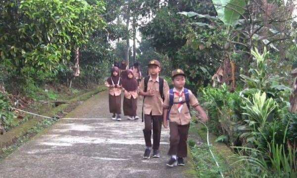 Kebijakan Pemkab Purwakarta, Pelajar SD dan SMP Masuk Pukul Enam Pagi serta Jalan Kaki ke Sekolah Kebijakan Pemkab Purwakarta, Pelajar SD dan SMP Masuk Pukul Enam Pagi serta Jalan Kaki ke Sekolah