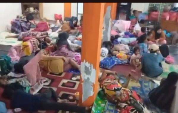 Kali Bekasi Meluap, Banjir 1,5 Meter Rendam Ratusan Rumah di Kampung Lebak Kali Bekasi Meluap, Banjir 1,5 Meter Rendam Ratusan Rumah di Kampung Lebak