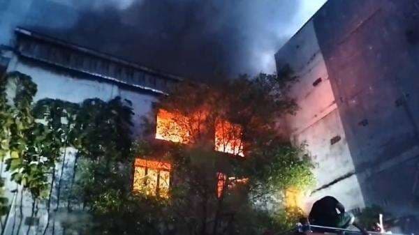 Kebakaran Hebat di Balikpapan, 2 Gudang dan 1 Rumah Hangus Dilalap Api Kebakaran Hebat di Balikpapan, 2 Gudang dan 1 Rumah Hangus Dilalap Api