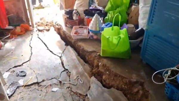 Pergerakan Tanah Rusak Puluhan Rumah di Ciamis, Ratusan Warga Mengungsi Pergerakan Tanah Rusak Puluhan Rumah di Ciamis, Ratusan Warga Mengungsi