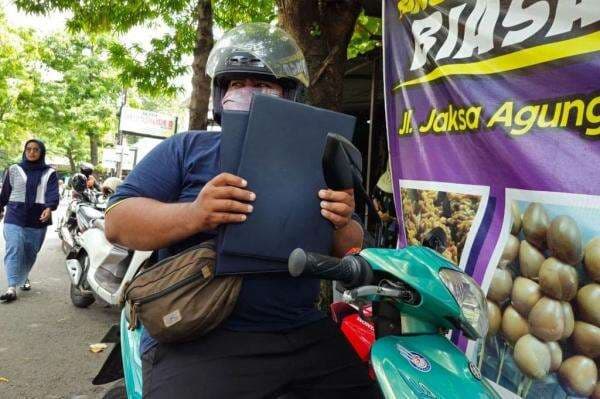 Ada-Ada Saja, Kurir Online di Ponorogo Dapat Pesanan Ambil Rapor di Sekolah Ada-Ada Saja, Kurir Online di Ponorogo Dapat Pesanan Ambil Rapor di Sekolah