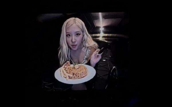 Rose BLACKPINK Makan Nasi Goreng Bikin FansHeboh, Netizen: Besok Coba Seblak Ya! Rose BLACKPINK Makan Nasi Goreng Bikin FansHeboh, Netizen: Besok Coba Seblak Ya!