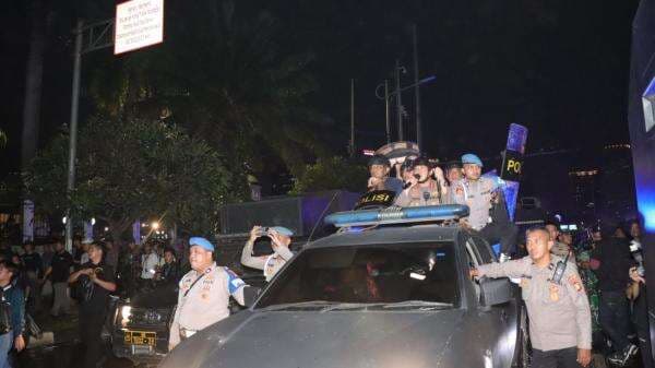 4 Polisi Alami Luka Bakar Akibat Petasan saat Bubarkan Aksi Demo di DPR 4 Polisi Alami Luka Bakar Akibat Petasan saat Bubarkan Aksi Demo di DPR