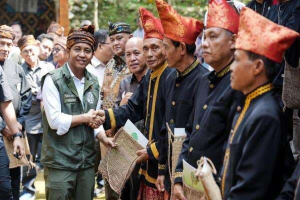 Pemerintah Serahkan SK Hutan Adat Jambi hingga Bali Seluas 1.175 Hektare Pemerintah Serahkan SK Hutan Adat Jambi hingga Bali Seluas 1.175 Hektare