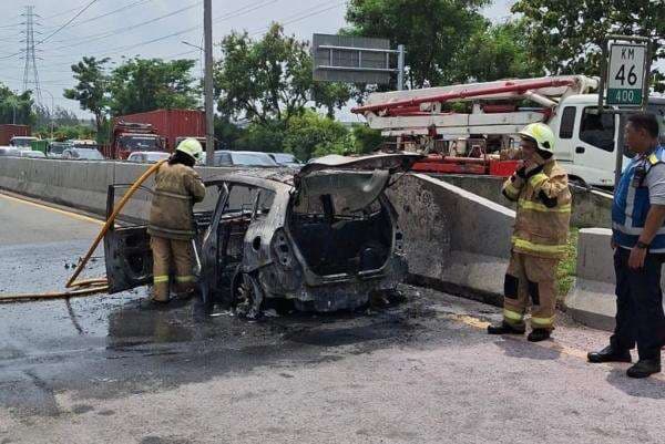 Mobil Jazz Terbakar di Tol JORR, Pengemudi Lari dari TKP Mobil Jazz Terbakar di Tol JORR, Pengemudi Lari dari TKP