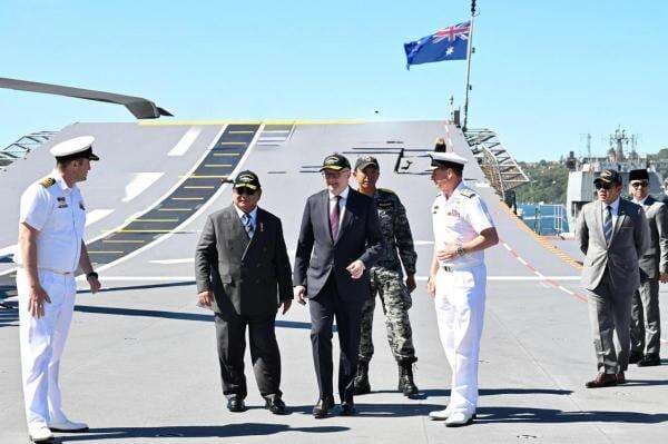 Prabowo dan PM Albanese Tinjau Kapal HMAS Canberra Prabowo dan PM Albanese Tinjau Kapal HMAS Canberra