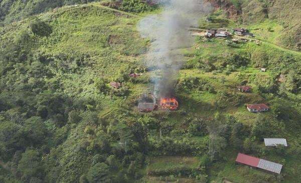 Keji! KKB Ngalum Kupel Bakar SMP Negeri Kiwirok di Papua Keji! KKB Ngalum Kupel Bakar SMP Negeri Kiwirok di Papua