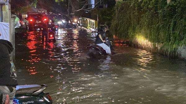 Terobos Banjir di Jalan Prapanca 5 Jaksel, Belasan Motor Mogok Terobos Banjir di Jalan Prapanca 5 Jaksel, Belasan Motor Mogok