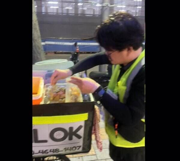 Viral! Cowok Ini Jualan Cilok Keliling di Korsel, Netizen: Siap Nyaingin Topokki Viral! Cowok Ini Jualan Cilok Keliling di Korsel, Netizen: Siap Nyaingin Topokki