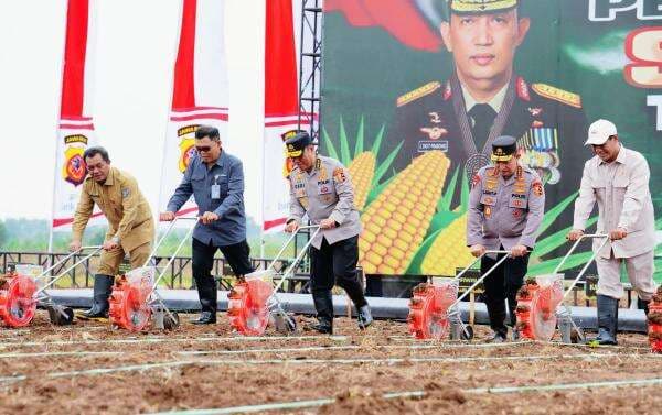 Dukung Swasembada Pangan, Kapolri dan Mentan Tanam Jagung 1 Juta Hektare Dukung Swasembada Pangan, Kapolri dan Mentan Tanam Jagung 1 Juta Hektare