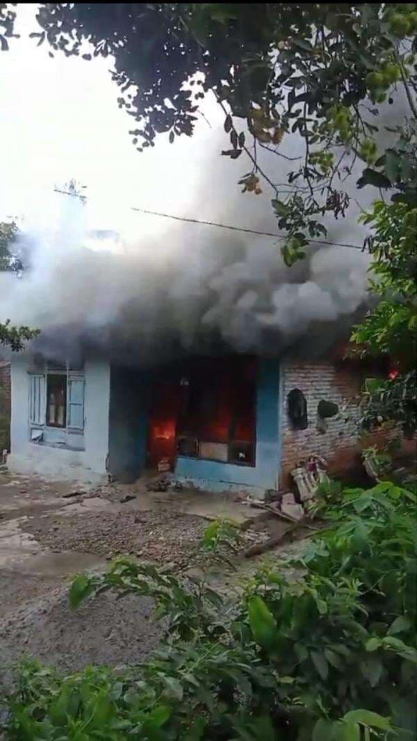 Heboh! 1 Rumah Permanen di Banjit Pasar alami Kebakaran, Diduga karena Korsleting Listrik Heboh! 1 Rumah Permanen di Banjit Pasar alami Kebakaran, Diduga karena Korsleting Listrik