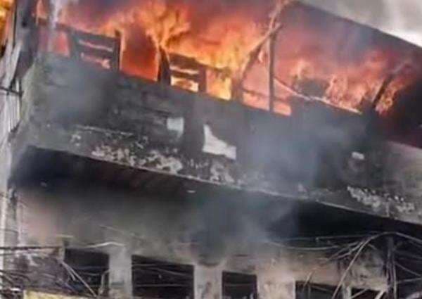 Kebakaran Melahap Kontrakan 3 Lantai di Jakbar Kebakaran Melahap Kontrakan 3 Lantai di Jakbar