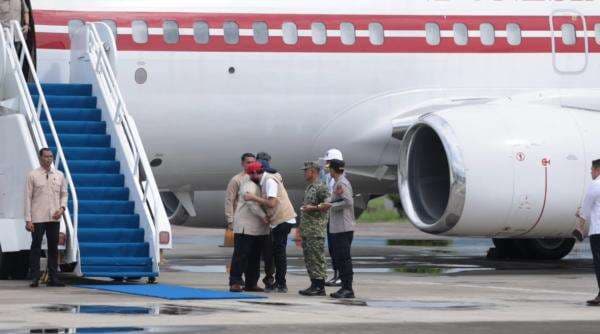 Momen Presiden Prabowo Peluk Gubernur Mualem Setibanya di Aceh Momen Presiden Prabowo Peluk Gubernur Mualem Setibanya di Aceh