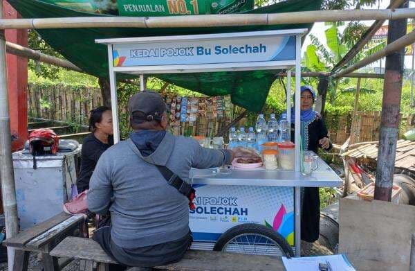Senyum Solechah, Pemilik Warung Makan Terima Gerobak Baru dari PLN Indonesia Power Senyum Solechah, Pemilik Warung Makan Terima Gerobak Baru dari PLN Indonesia Power