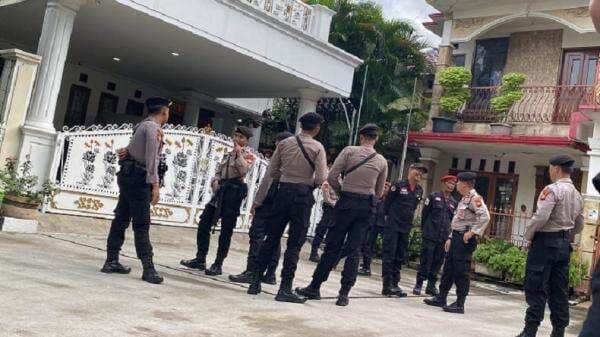 Rumah Sekjen PDIP Hasto Kristiyanto di Taman Villa Kartini Bekasi Digeledah KPK Rumah Sekjen PDIP Hasto Kristiyanto di Taman Villa Kartini Bekasi Digeledah KPK