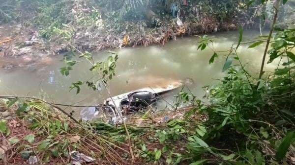 Petugas Evakuasi Mobil Hanyut Terseret Banjir Bandang di Bali Petugas Evakuasi Mobil Hanyut Terseret Banjir Bandang di Bali