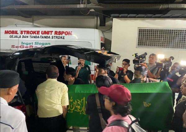 Detik-Detik Jenazah Epy Kusnandar Dibawa ke Rumah Duka, Karina Ranau Tak Kuasa Menangis Detik-Detik Jenazah Epy Kusnandar Dibawa ke Rumah Duka, Karina Ranau Tak Kuasa Menangis