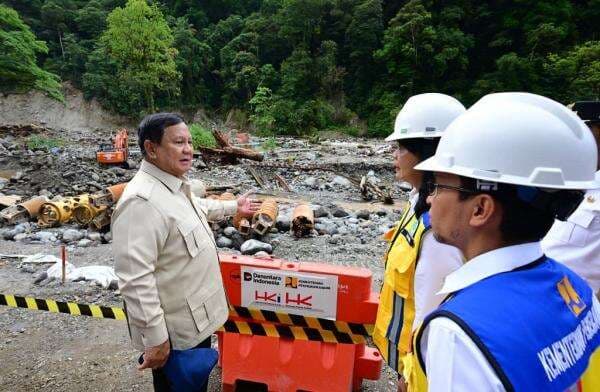 Prabowo Cek Perbaikan Jalan di Lembah Anai yang Terputus Imbas Banjir dan Longsor Prabowo Cek Perbaikan Jalan di Lembah Anai yang Terputus Imbas Banjir dan Longsor