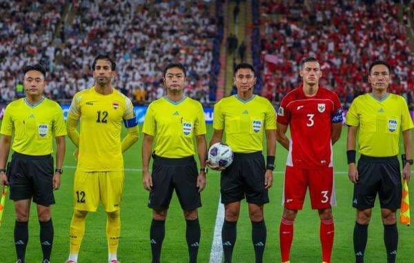 Momen Jay Idzes Minta Suporter Timnas Indonesia Hentikan Lemparan Botol hingga Punguti Sampah Momen Jay Idzes Minta Suporter Timnas Indonesia Hentikan Lemparan Botol hingga Punguti Sampah