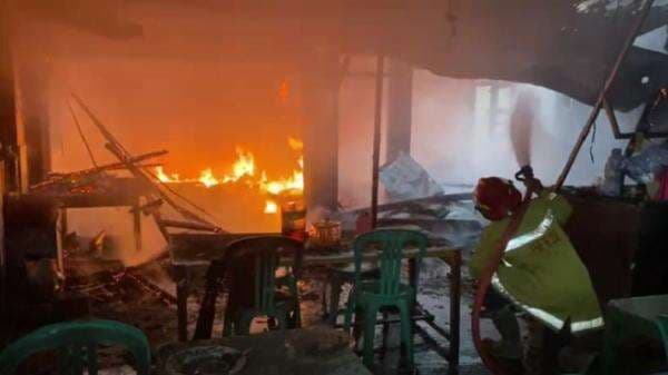 Kebakaran Hebat Hanguskan Rumah Makan Padang di Sukabumi Kebakaran Hebat Hanguskan Rumah Makan Padang di Sukabumi